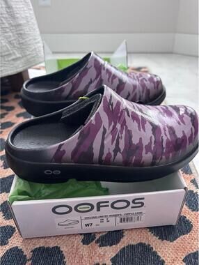 OOFOS OOcloog Limited Purple Camo Recovery Clogs – Women’s Size 7 – New in Box
